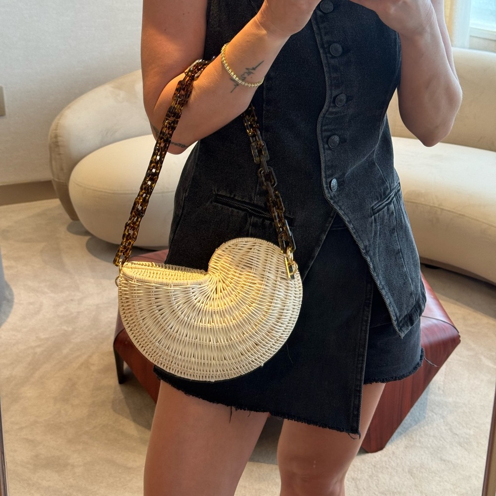 Shell handbag with Tortoise Chain - Picture 4 of 14